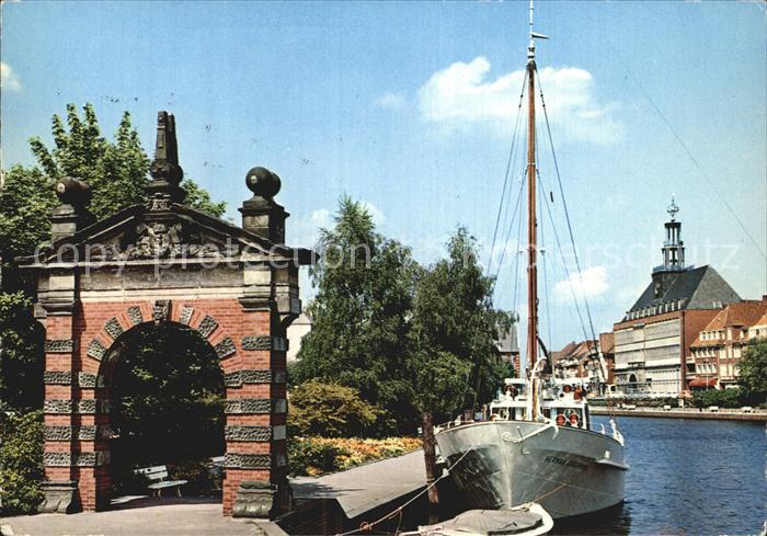 Emden Ostfriesland Hafentor und Rathaus