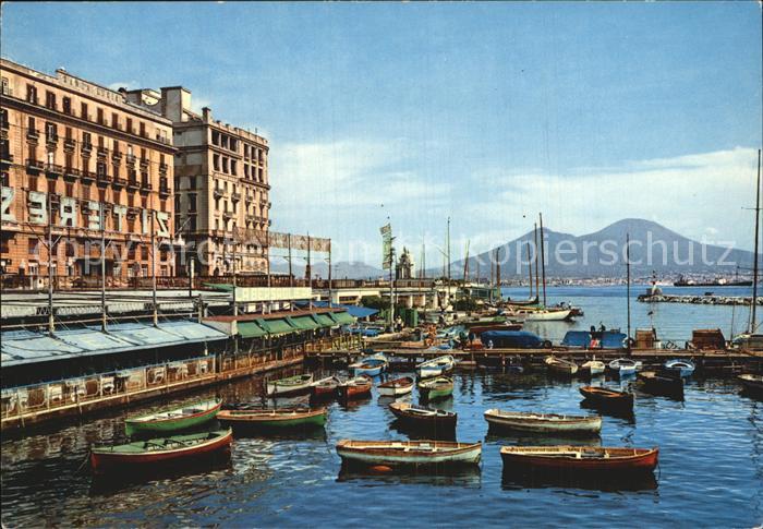 Napoli Neapel Borgo marinaro Vesuvio