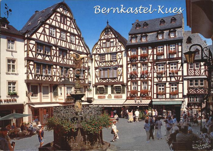 BERNKASTEL-KUES Berncastel Rheinland-Pfalz Marktplatz mit St. Michaelsbrunnen Fa