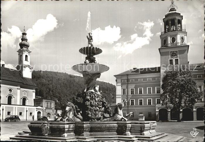 Salzburg Oesterreich Residenzbrunnen Glockenspiel Michaeliskirchlein