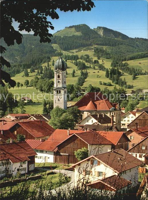 Nesselwang Allgaeu Bayern mit Kirche und Alpspitze