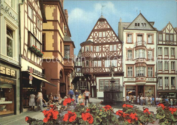 BERNKASTEL-KUES Berncastel Rheinland-Pfalz Marktplatz Rathaus Spitzenhaus St Mic