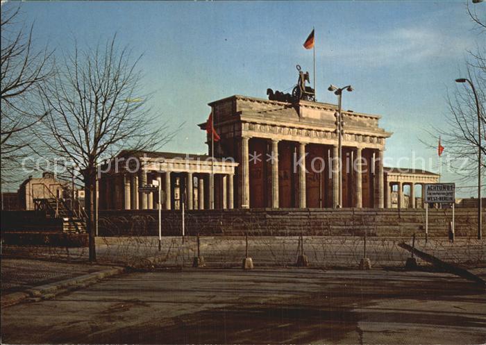 BERLIN  CITY Brandenburger Tor nach dem 13. August 1961 Mauer