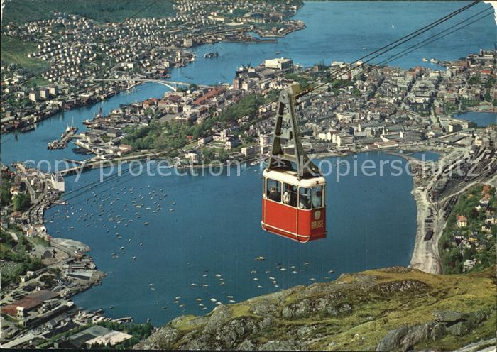Bergen Norwegen Ulriksbanen Utsikt over byen med Store Lungegardsvann Bergbahn