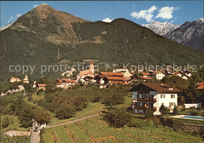 Dorf Tirol Ortsansicht mit Kirche Alpen