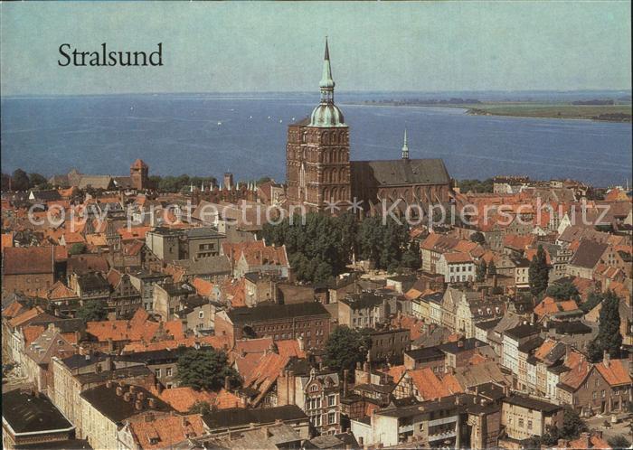 Stralsund Mecklenburg Vorpommern Altstadt mit Kirche Blick zur Ostsee