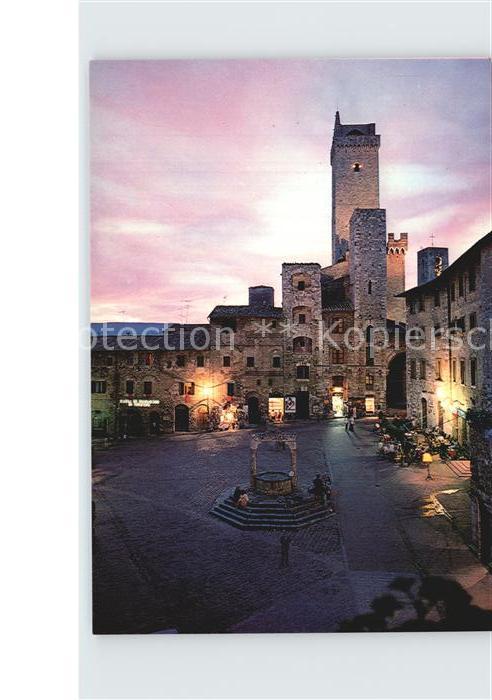 San Gimignano Piazza della Cisterna notturno