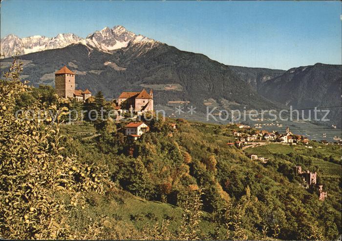 Dorf Tirol Panorama mit Schloss Alpen