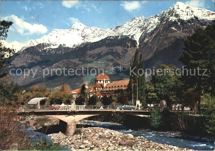 Meran Merano Partie am Fluss mit Blick zum Kurhaus Texelgruppe