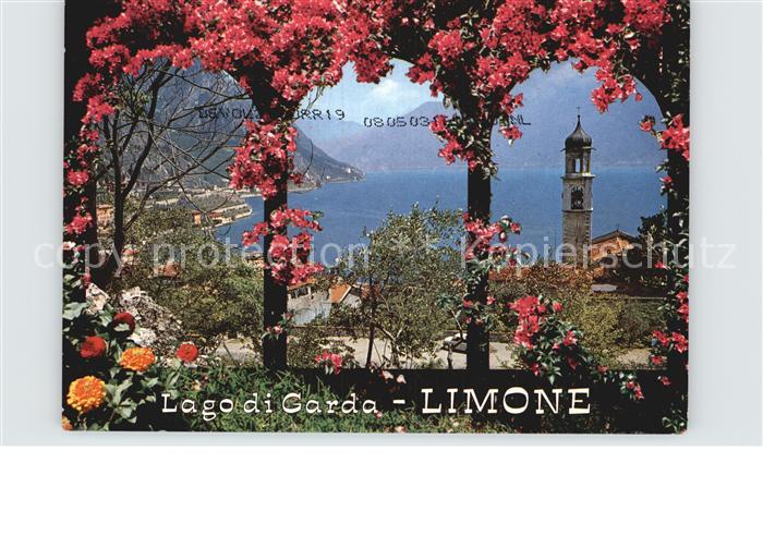 Limone sul Garda Blumenranken Durchblick zum Gardasee Kirchturm