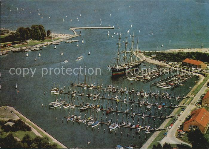 Travemuende Ostseebad Fliegeraufnahme Hafen