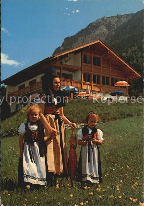Oberstdorf Cafe Breitenberg Trachtenmaedchen Trachtenkinder