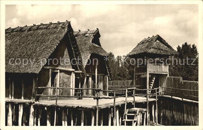 Unteruhldingen Wohnhaeuser Wehrpalisade und Wehrturm im Pfahldorf der Steinzeit