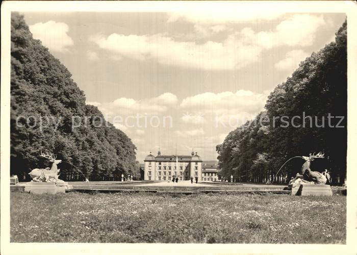 Schwetzingen Schlossgarten Hirschgruppe mit Schlossblick