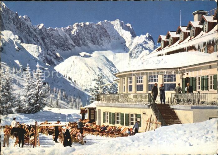 Kreuzeckhaus mit Zugspitze