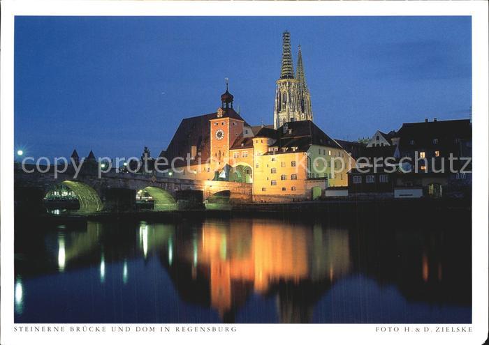 REGENSBURG Bayern Steinerne Bruecke und Dom bei Nacht
