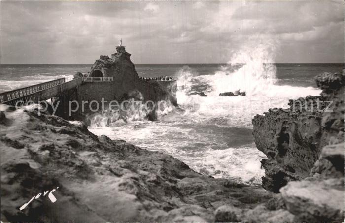 Biarritz Pyrenees Atlantiques Rocher de la Vierge vu de la Roche percee Brandung