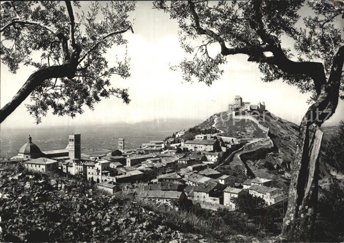 Assisi Umbria Panorama parziale con veduta della Rocca medioevale Mittelalterlic