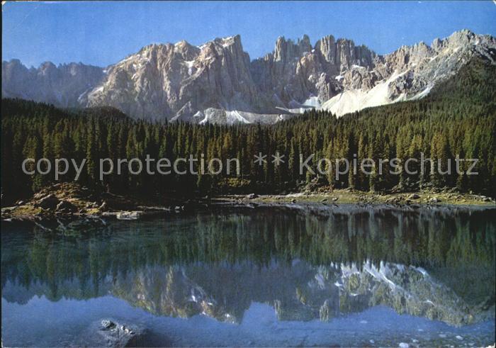 Karersee Suedtirol Lago di Carezza Latemar Dolomiten Wasserspiegelung