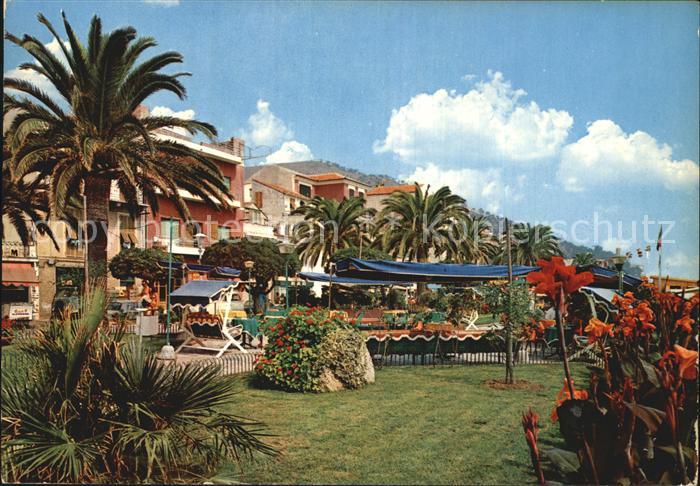 Ceriale Liguria Gruenanlage mit Palmenhain an der Promenade
