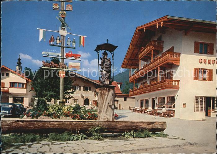 Ruhpolding Bayern Dorfplatz mit Maibaum und Marienbrunnen