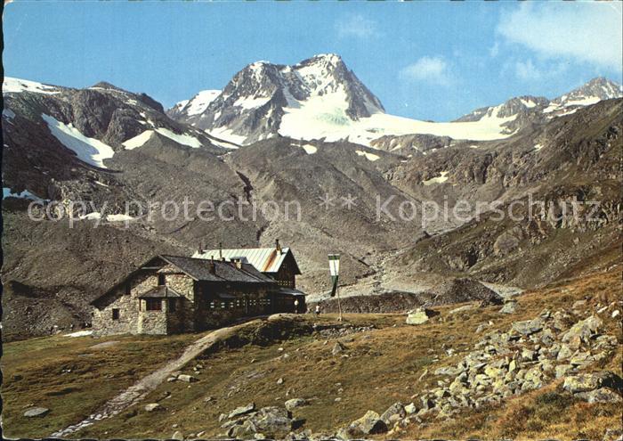 Dresdnerhuette mit Schaufelspitze Berghaus Stubaier Alpen