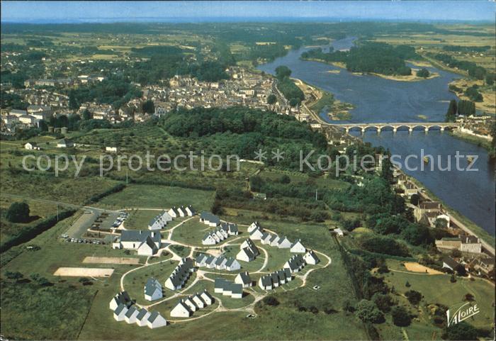 Amboise le VVF au fond la ville et le pont sur la Loire vue aerienne