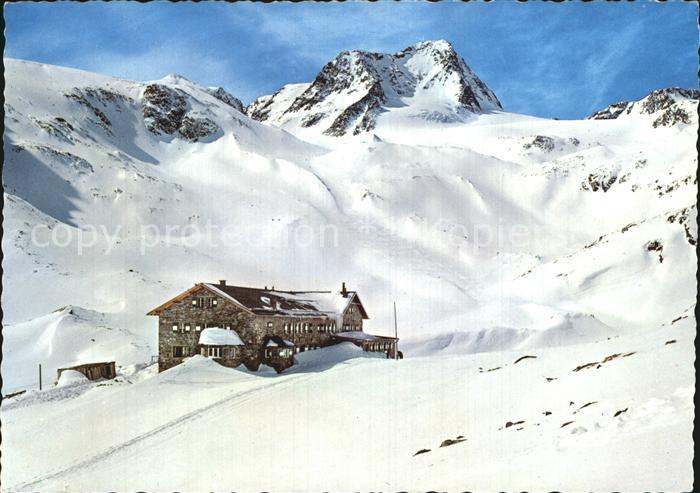 Dresdnerhuette Berghaus mit Schaufelspitze Winterpanorama Stubaier Alpen
