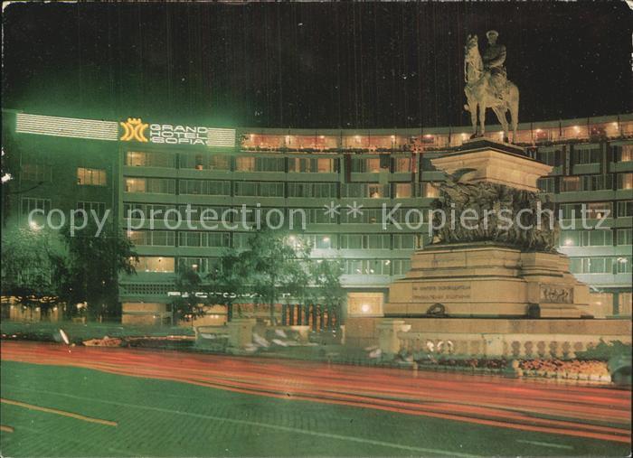 Sofia Sophia Grand Hotel Sofia Denkmal der Befreier Reiterstandbild Nachtaufnahm
