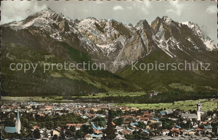 GARMISCH-PARTENKIRCHEN Bayern Gesamtansicht mit Zugspitzgruppe Wettersteingebirg