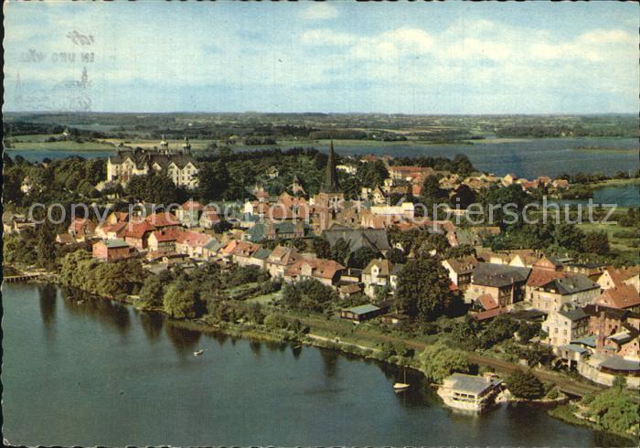 Ploen See Ortsansicht mit Kirche und Schloss Naturpark Holsteinische Schweiz Fli
