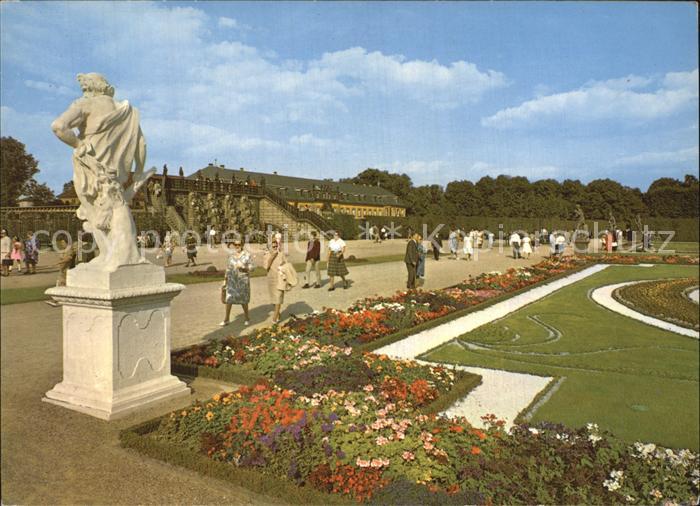 Herrenhausen Hannover Grosser Garten Statue im Hintergrund die Kaskade