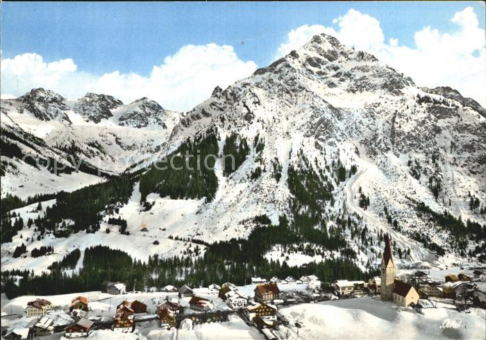 Mittelberg Kleinwalsertal Panorama Wintersportplatz mit Schafalpkoepfen und Zwoe