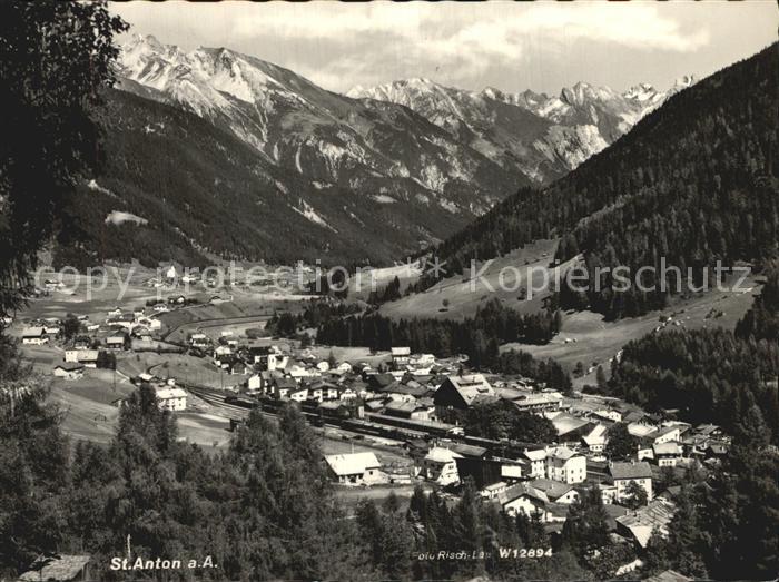 St Anton Arlberg Gesamtansicht mit Alpenpanorama