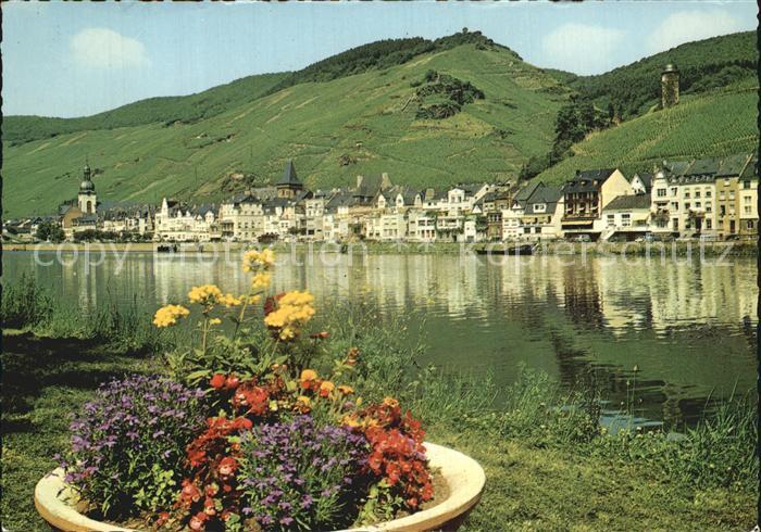 Zell Mosel Uferpartie an der Mosel