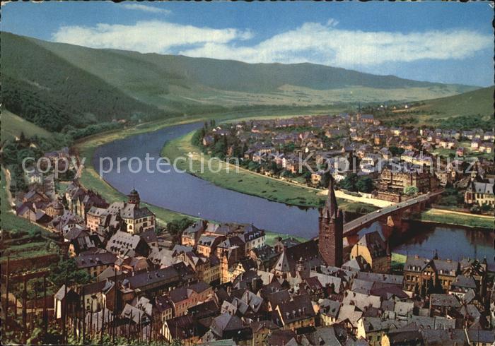 BERNKASTEL-KUES Berncastel Rheinland-Pfalz Blick auf die Mosel und den Ort