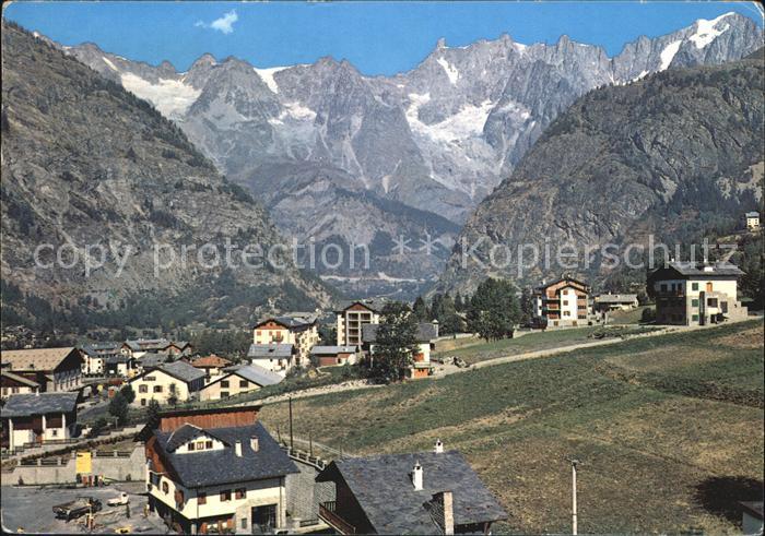 Courmayeur mit Montblanc-Kette