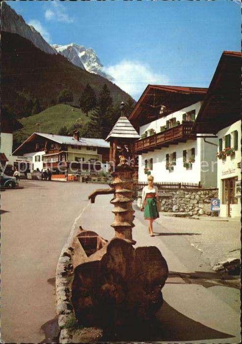 Grainau Dorfbrunnen mit Zugspitze