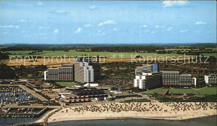 Damp Fliegeraufnahme mit Strand und Hafen