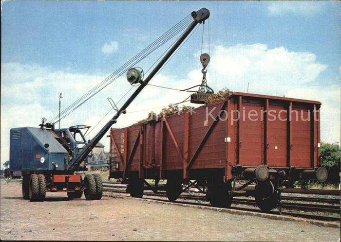 Eisenbahn Schrottentladung durch Elektrokranen