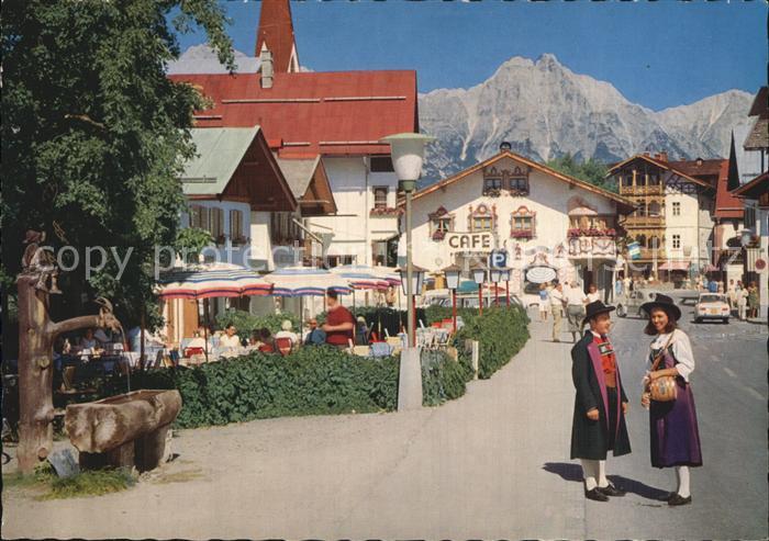 Seefeld Tirol Dorfstrasse mit Wettersteingebirge Tracht