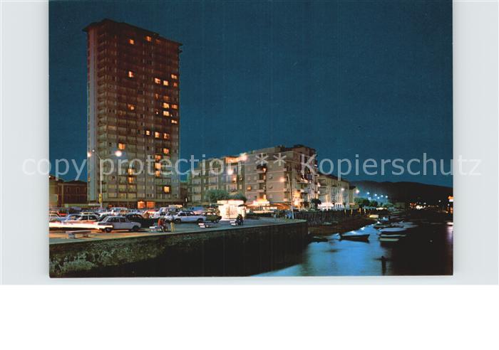 Follonica Hochhaus bei Nacht