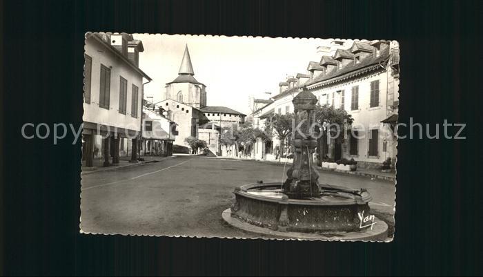 Saint-Savin Hautes-Pyrenees La Place et la Fontaine
