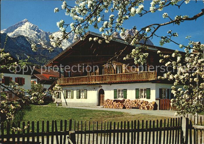 GARMISCH-PARTENKIRCHEN Bayern Bauernhof im Fruehling mit Zugspitzgruppe