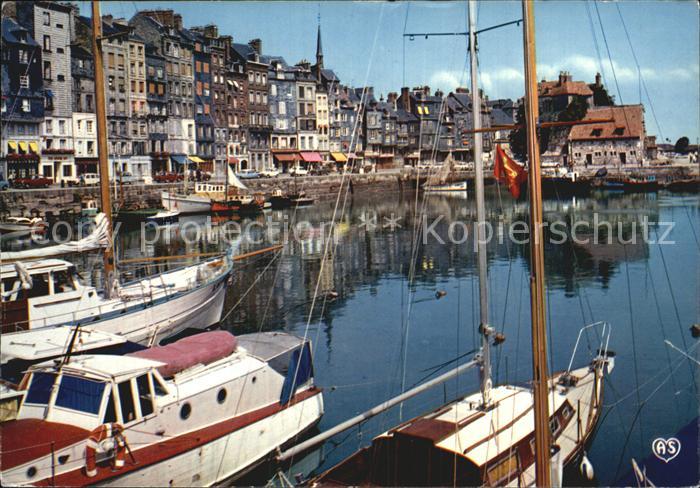 Honfleur Le vieux bassin le quai Ste Catherine e