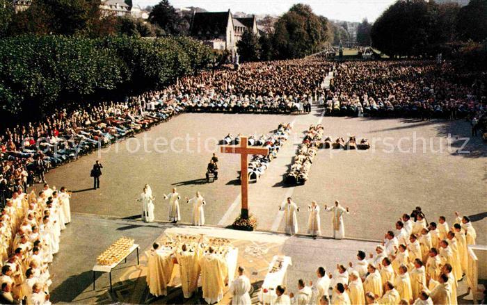 Lourdes Hautes Pyrenees Les Malades assistant au Chemin de Croix et la Messe sur