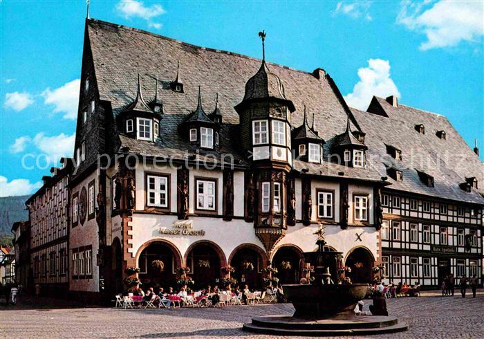 GOSLAR Harz Niedersachsen Marktplatz mit Hotel Kaiserworth und Brunnen