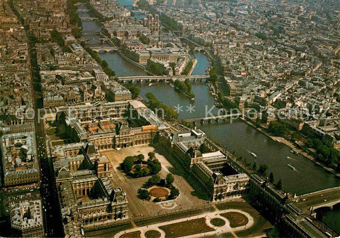 Paris Palais du Louvre la Seine Cite avec Notre-Dame