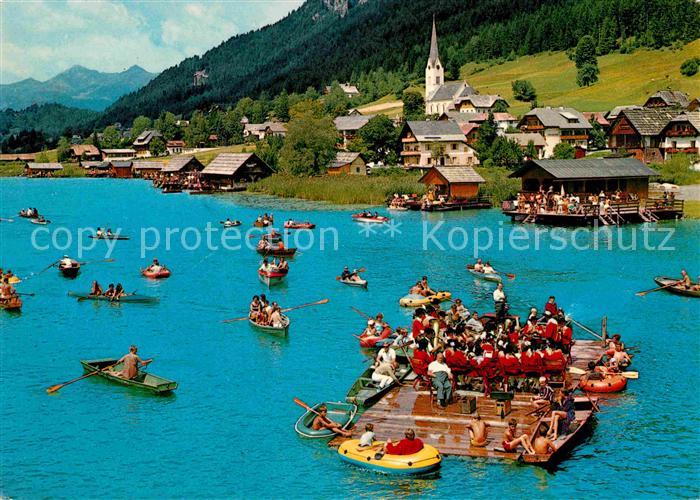 Weissensee Kaernten Flosskonzert der Trachtenkapelle