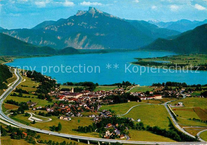 Mondsee Salzkammergut mit Schafberg Autobahn Salzburg Wien Fliegeraufnahme